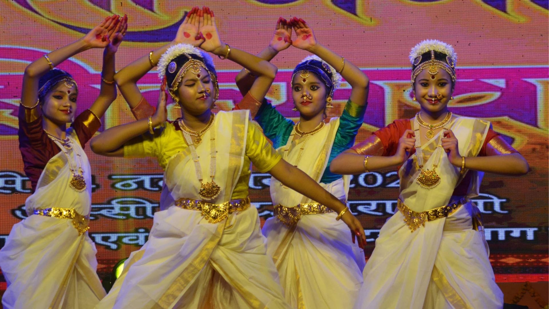 Kashi danced tune of Brijwasi Radhe-Radhe third evening of Kashi Ganga Mahotsav Har-Har Mahadev resounded
