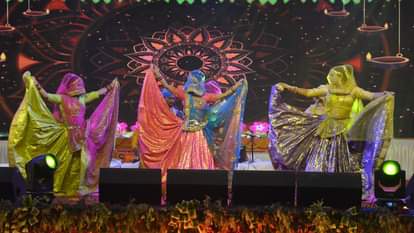 गंगा महोत्सव में राई नृत्य प्रस्तुत करतीं झांसी की कलाकार। (फाइल फोटो)