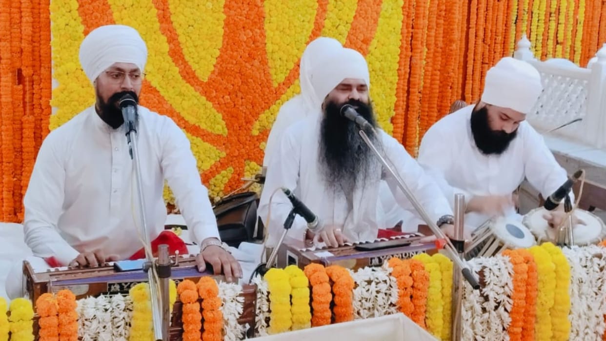 Varanasi News 555th Prakashotsav of Guru Nanak Dev Maharaj gurudwaras decorated Guru worship started