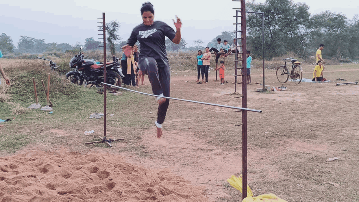 Due to lack of playground in Sikosa of Balod children prepare for competitive examinations in temporary ground