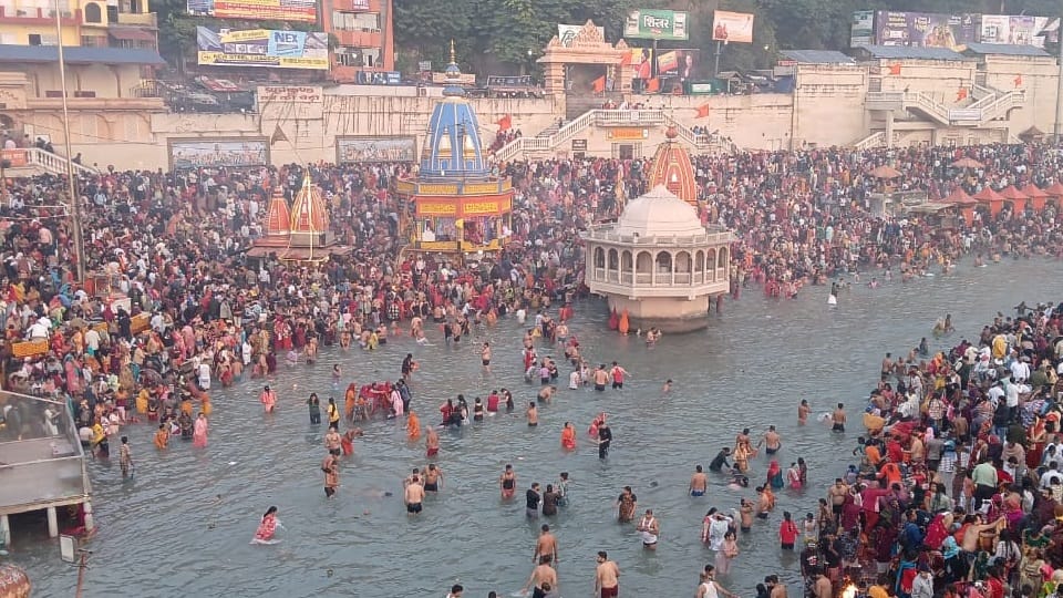 Kartik Purnima snan today devotees took a dip in the Ganga haridwar traffic plan heavy vehicles entry banned
