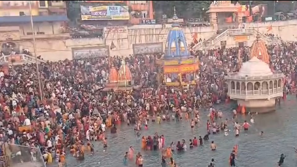 Kartik Purnima snan today devotees took a dip in the Ganga haridwar traffic plan heavy vehicles entry banned