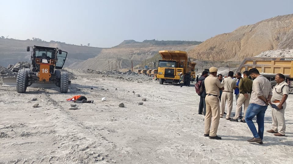 Major accident in Kusmunda coal project employee dies after being hit by grader machine in Korba