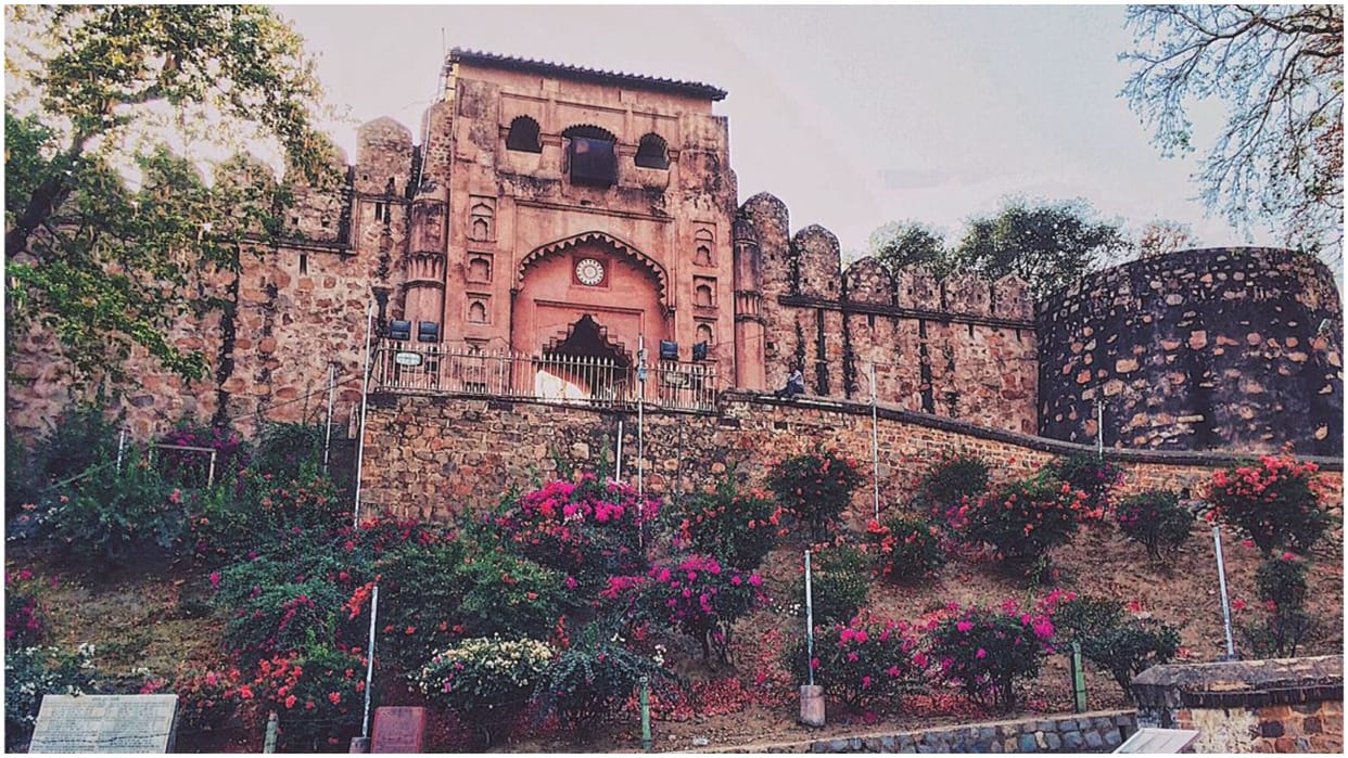 Jhansi: 1.42 lakh tourists visited Jhansi Fort in three months; over 10,000 tourists also visited Rani Mahal.