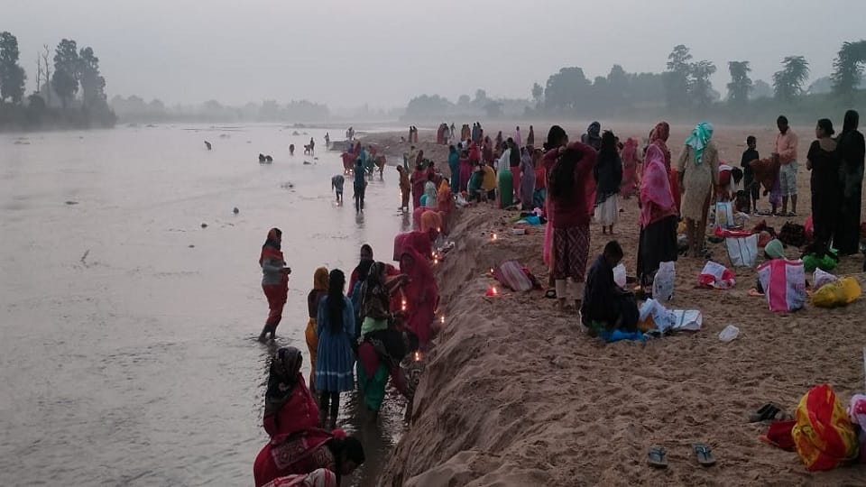 Thousands of people took a holy dip in Kanhar river on Kartik Purnima in Balarampur Ramanujgan