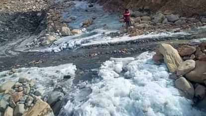Himachal Weather: हिमाचल में कुंजुम टॉप के समीप सड़क पर जमी बर्फ, प्रदेश में कब बदलेगा मौसम, जानें अपडेट Himachal Weather Snow accumulated on the road near Kunjum Top know rain and snowfall update