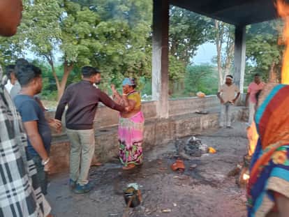 Burhanpur: Major accident near railway gate in Nepanagar, woman going to collect pension collided with train