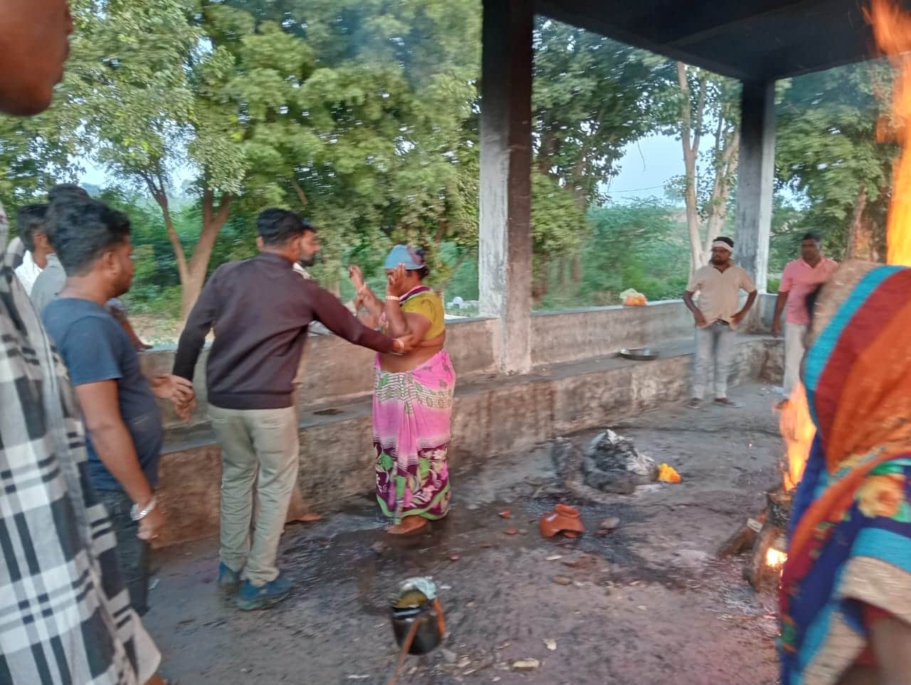 महिला की मौत के बाद उसकी बेटी ने अंतिम संस्कार की रस्में निभाईं।