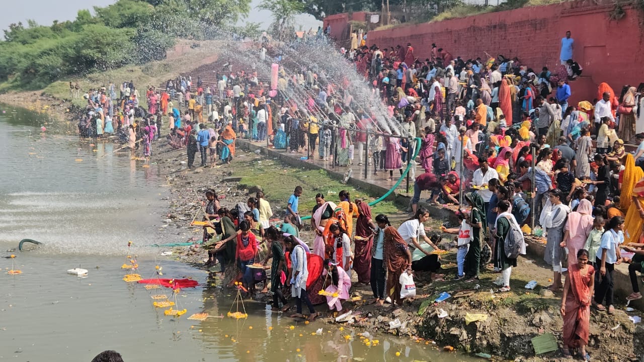 मंदसौर की शिवना नदी में स्नान को उमड़े लोग