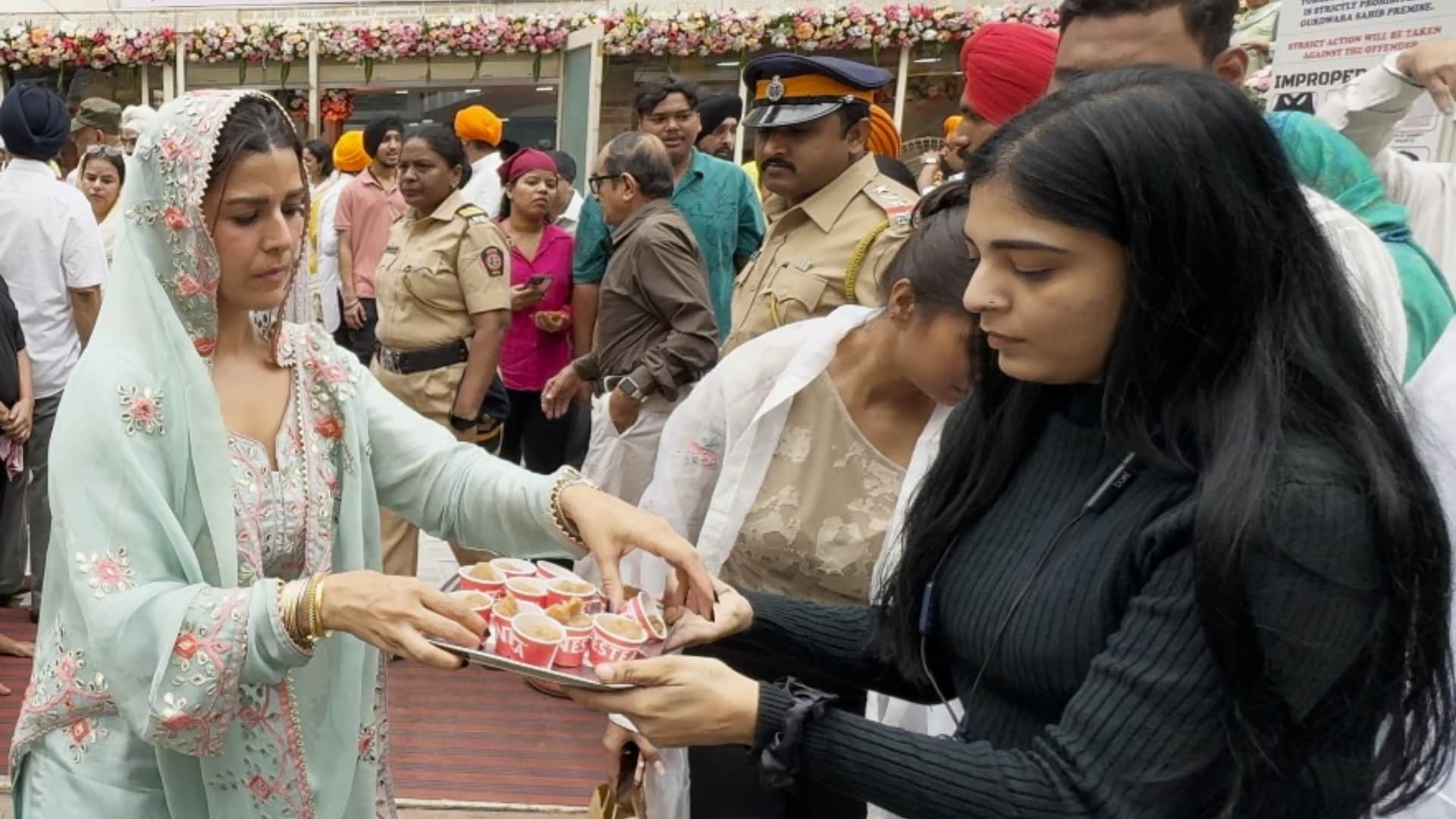 Nimrat Kaur at the Gurudwara on the Occassion of Guru Nanak Jayanti distributing Prasad