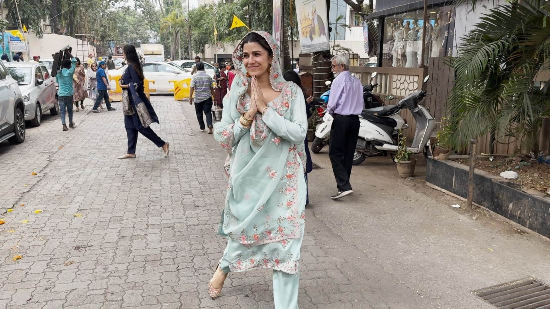 Nimrat Kaur at the Gurudwara on the Occassion of Guru Nanak Jayanti distributing Prasad