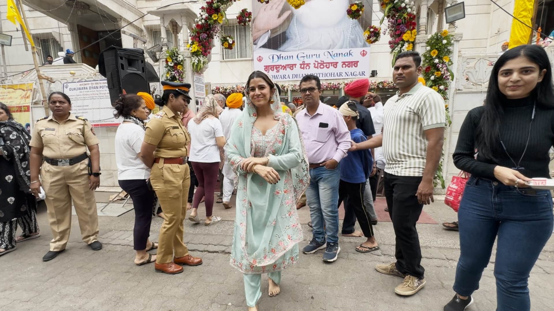 Nimrat Kaur at the Gurudwara on the Occassion of Guru Nanak Jayanti distributing Prasad