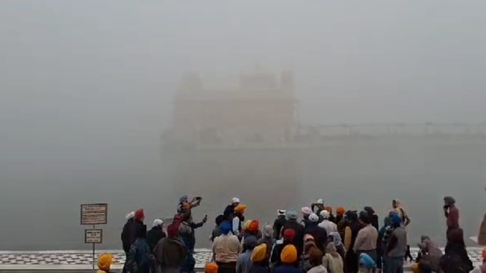 धुंध के बीच स्वर्ण मंदिर।