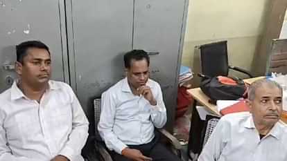 Alwar News : सात लाख का बिल पास कराने के लिए मांगी रिश्वत, CMHO के अधिशासी अभियंता समेत तीन लोग हिरासत में Alwar News: Demanded bribe to pass bill of 7 lakhs, 3 people including CMHO executive engineer detained
