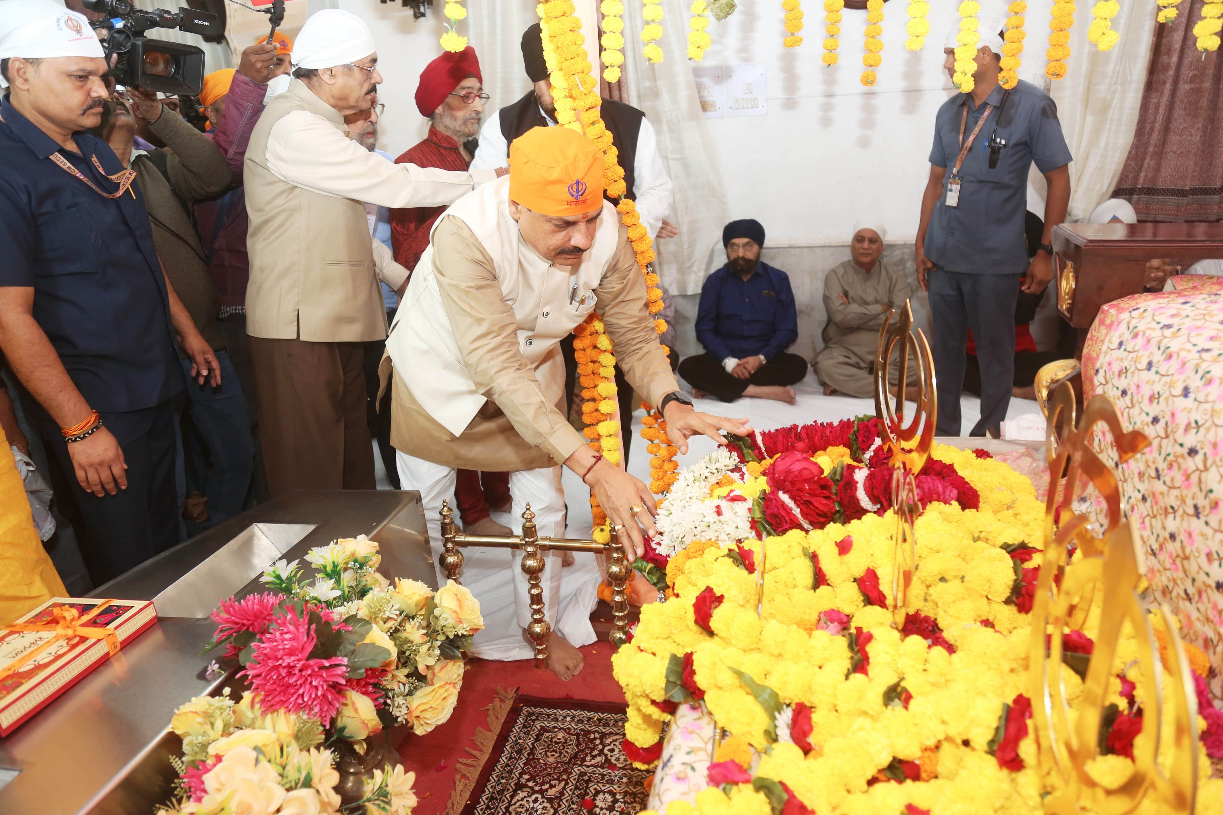 MP: CM paid obeisance at Gurudwara, wished Guru Nanak Jayanti, Prakash Parv will be held at CM residence on 17