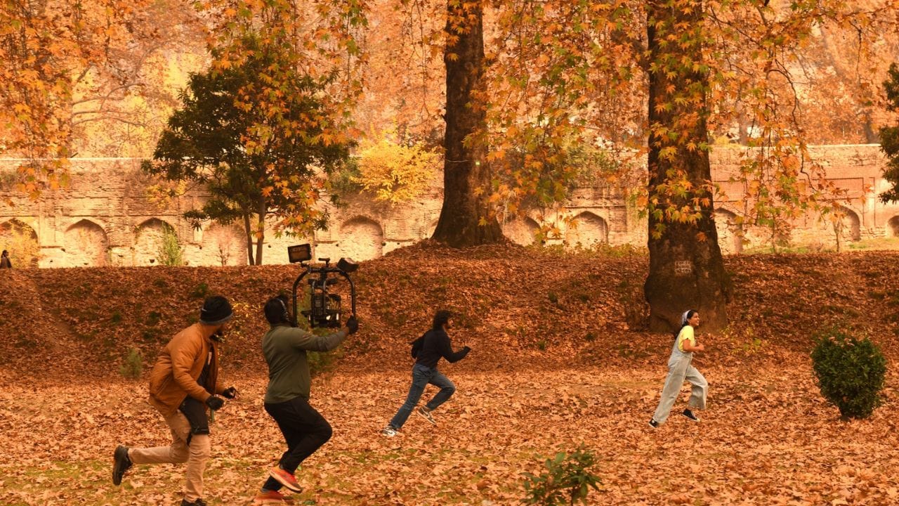 Jammu Kashmir: Beauty of autumn in Srinagar, people enjoying among the autumn leaves