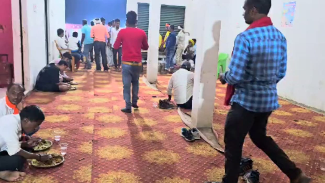 ruckus when juice served instead of meat feast residence of Bhadohi MP people got injured in fight