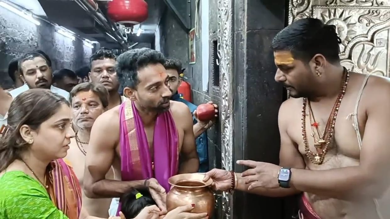 Ujjain News: Cricketer Dhawal Kulkarni visited Baba Mahakal Mandir with his wife and son.