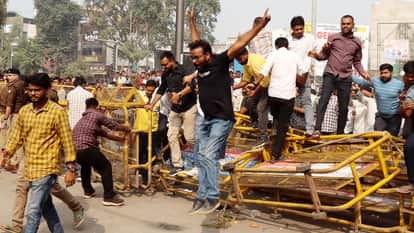 वन डे, वन सिफ्ट परीक्षा की मांग को लेकर लोक सेवा आयोग जाते छात्रों ने बैरिकेडिंग को गिराकर कूच किया