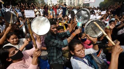 प्रयागराज में प्रदर्शन करते अभ्यर्थी