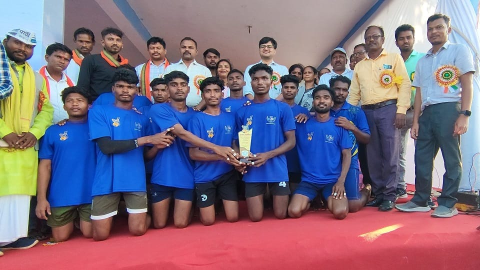 Grand closing ceremony of block level Bastar Olympics Usur guests rewarded winners of development block in Bij