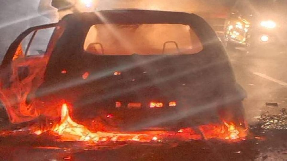 Fire in moving car due to short circuit, life saved due to driver's awareness
