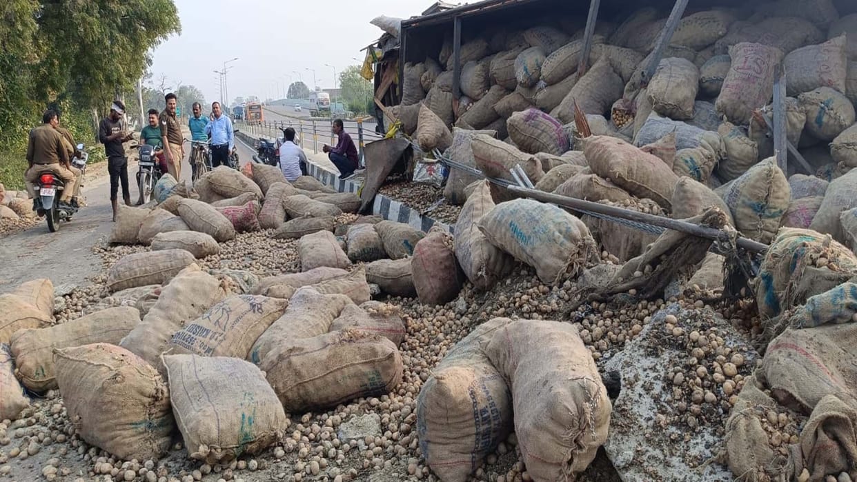 Kanpur: Kanpur-Prayagraj highway jammed for 45 minutes after a truck loaded with potatoes overturned