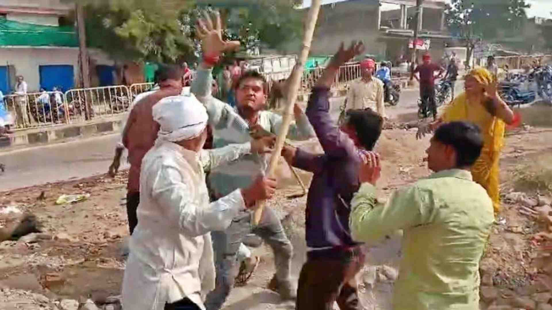 भूमि विवाद में झगड़ा करे लोग।