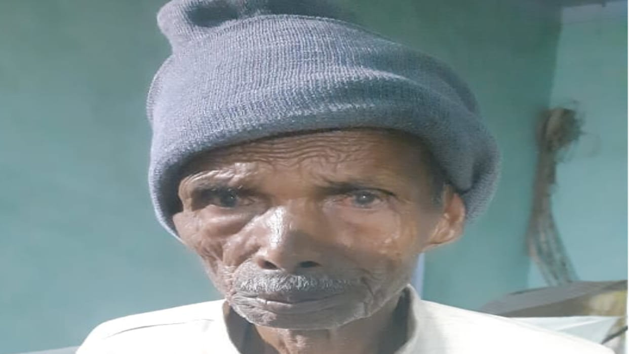 Gorakhpue News: Old man remained locked in the toilet for an hour, broke the lock and came out