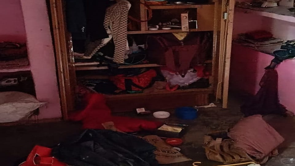 Thieves became active as soon as winter started targeted house in Fatehpur Sikri