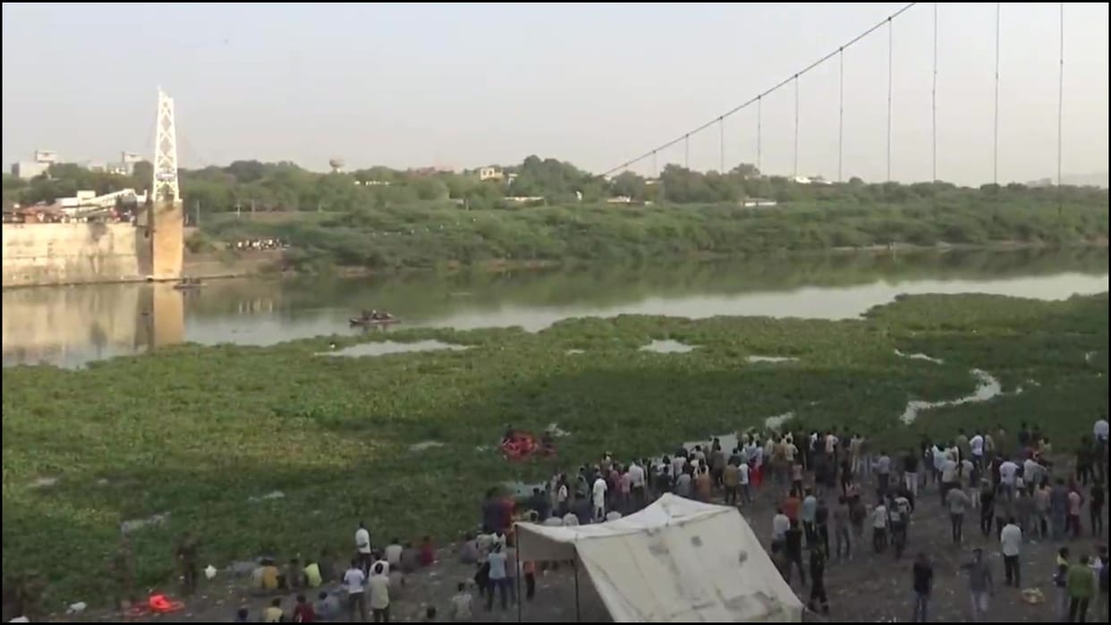 Gujarat suspension bridge collapse case accused honored victims family criticised news in hindi