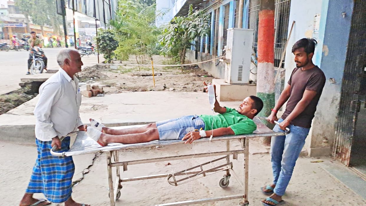Hajipur News: Patient forced to take saline bottle in his hand while lying on stretcher and get treatment