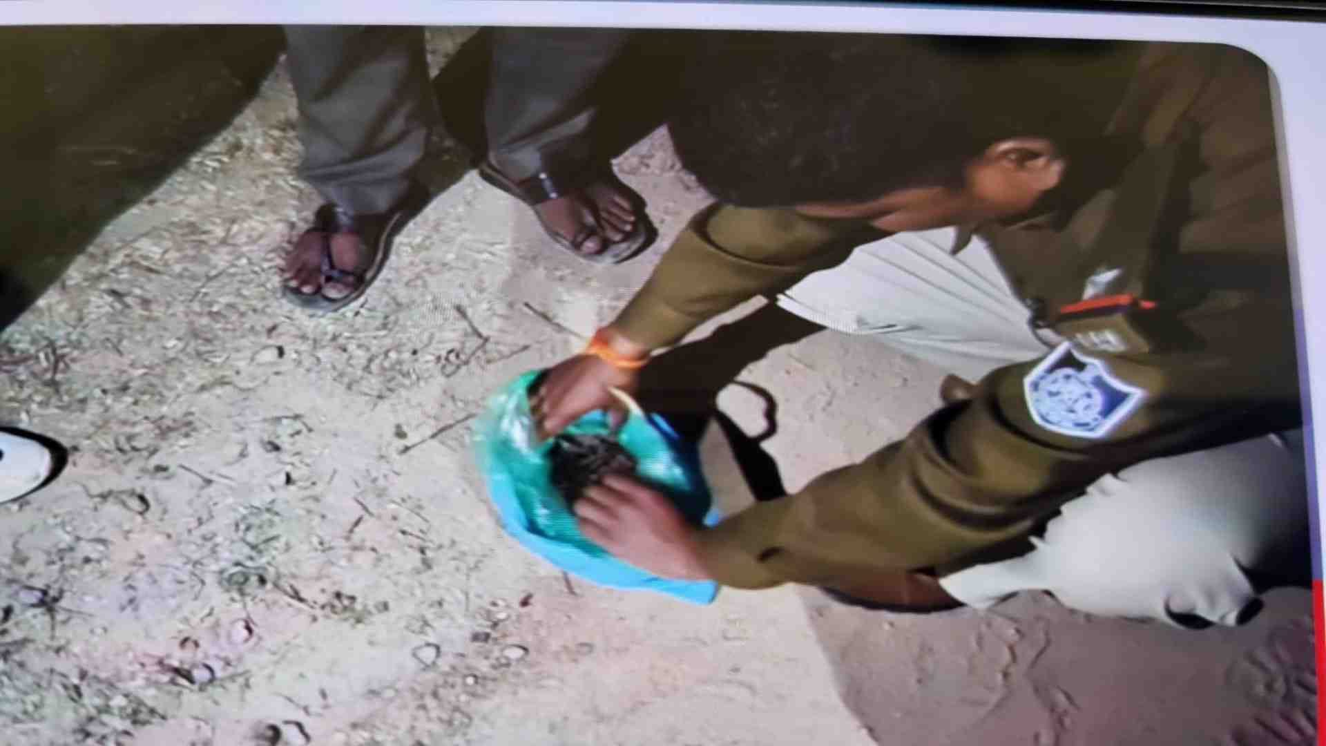 जब्त किए गए पदार्थ की जांच करती पुलिस।