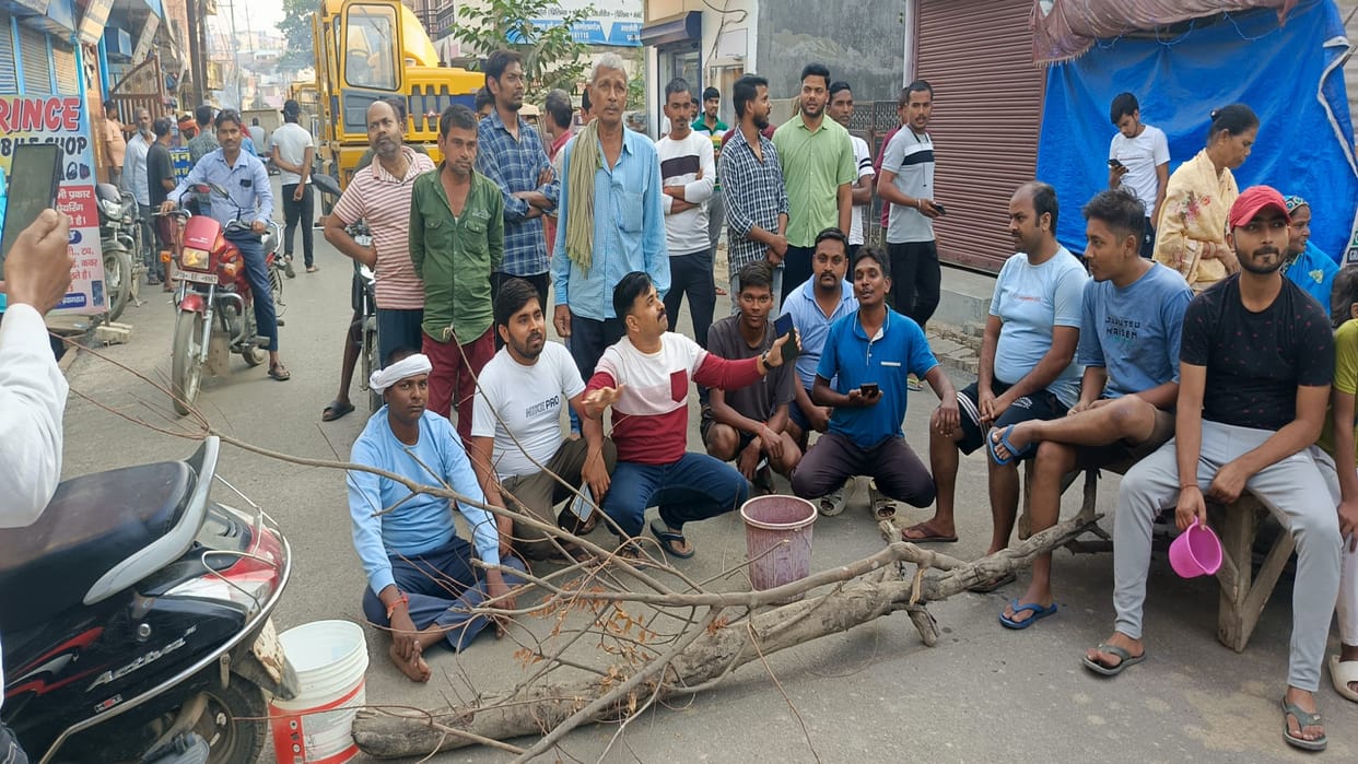 Citizens got angry over drinking water, protested by sitting on the road