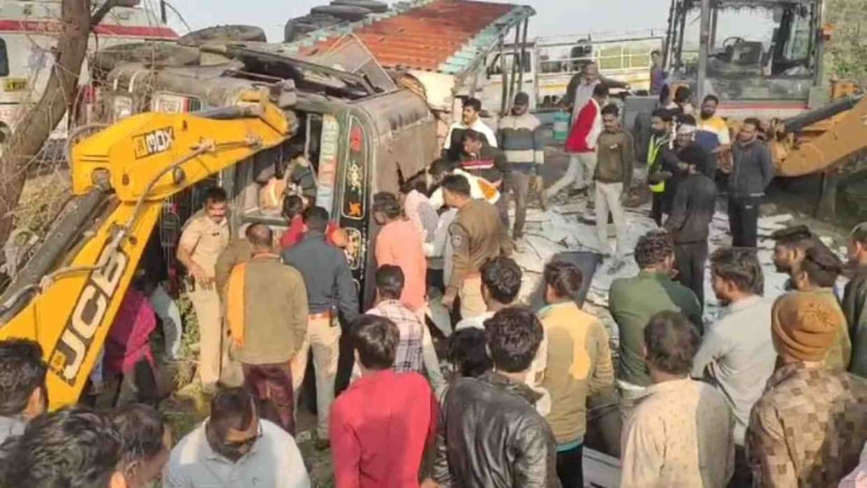 Mandsaur News: A truck loaded with marble overturned on Mhow-Neemuch fourlane, driver died