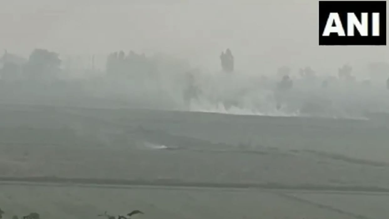 Farmer burnt stubble in field on Rohtak-Bhiwani road, smoke is affecting AQI in NCR region
