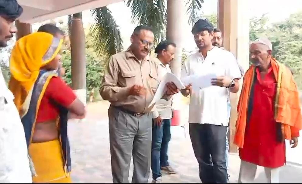 Katni Crime News: policemen without uniform intimidated an elderly couple in name of auto documents