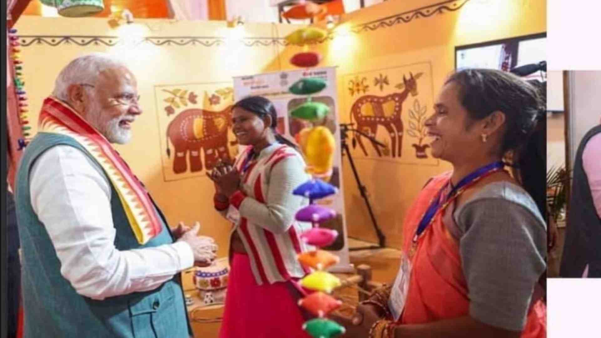 ललिता और विद्या से मिल प्रधानमंत्र नरेंद्र मोदी।