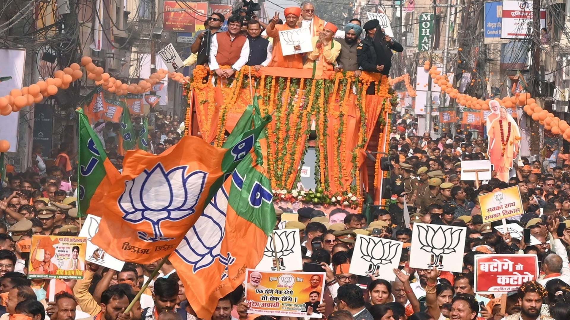 CM Yogi In Kanpur: People gathered in the Chief Minister's roadshow