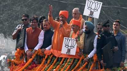 CM Yogi In Kanpur: People gathered in the Chief Minister's roadshow