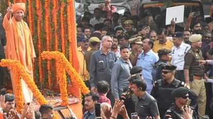 CM Yogi In Kanpur: People gathered in the Chief Minister's roadshow
