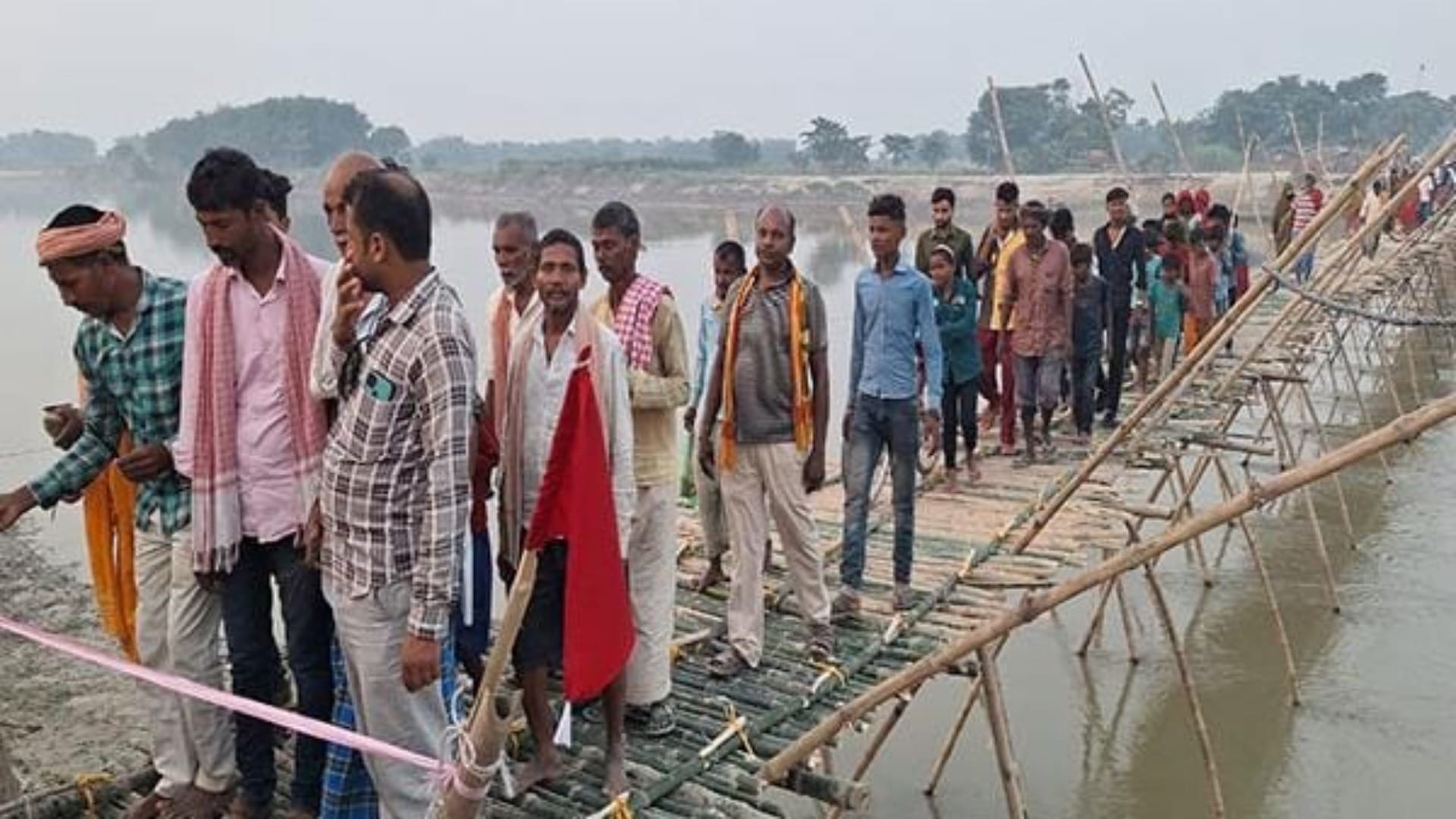 Muzaffarpur: Villagers celebrated Holi distributed sweets construction of bridge on Bagmati river announcement