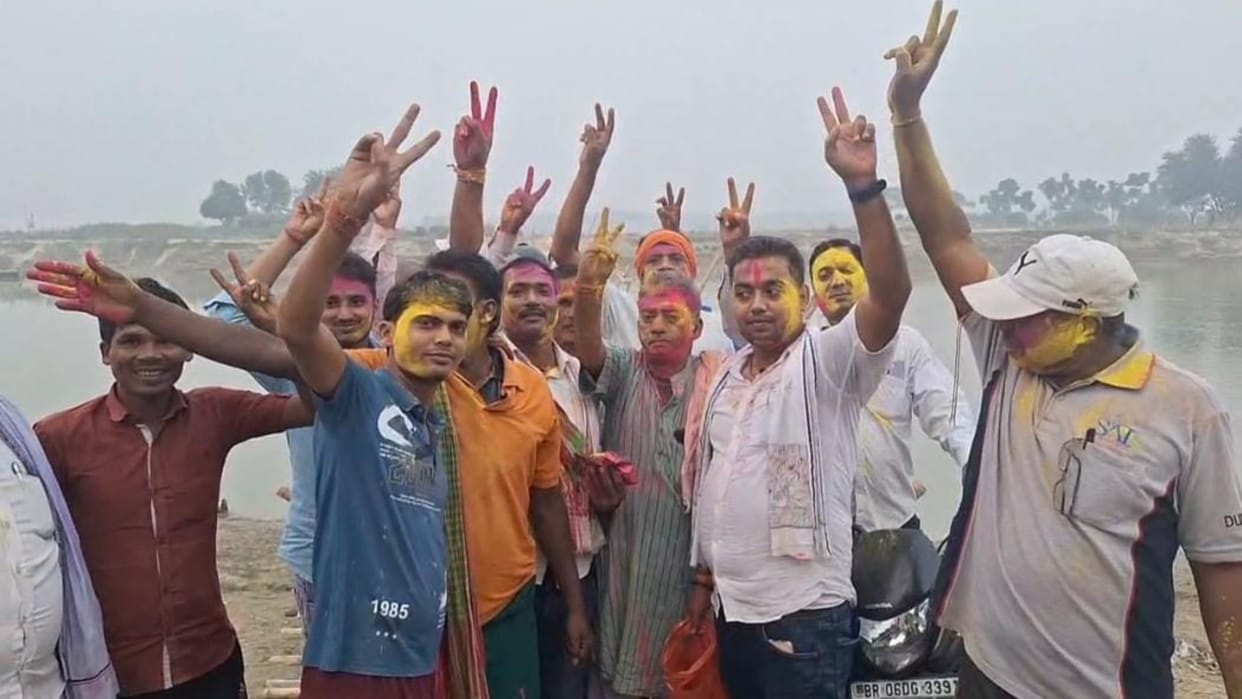 Muzaffarpur: Villagers celebrated Holi distributed sweets construction of bridge on Bagmati river announcement