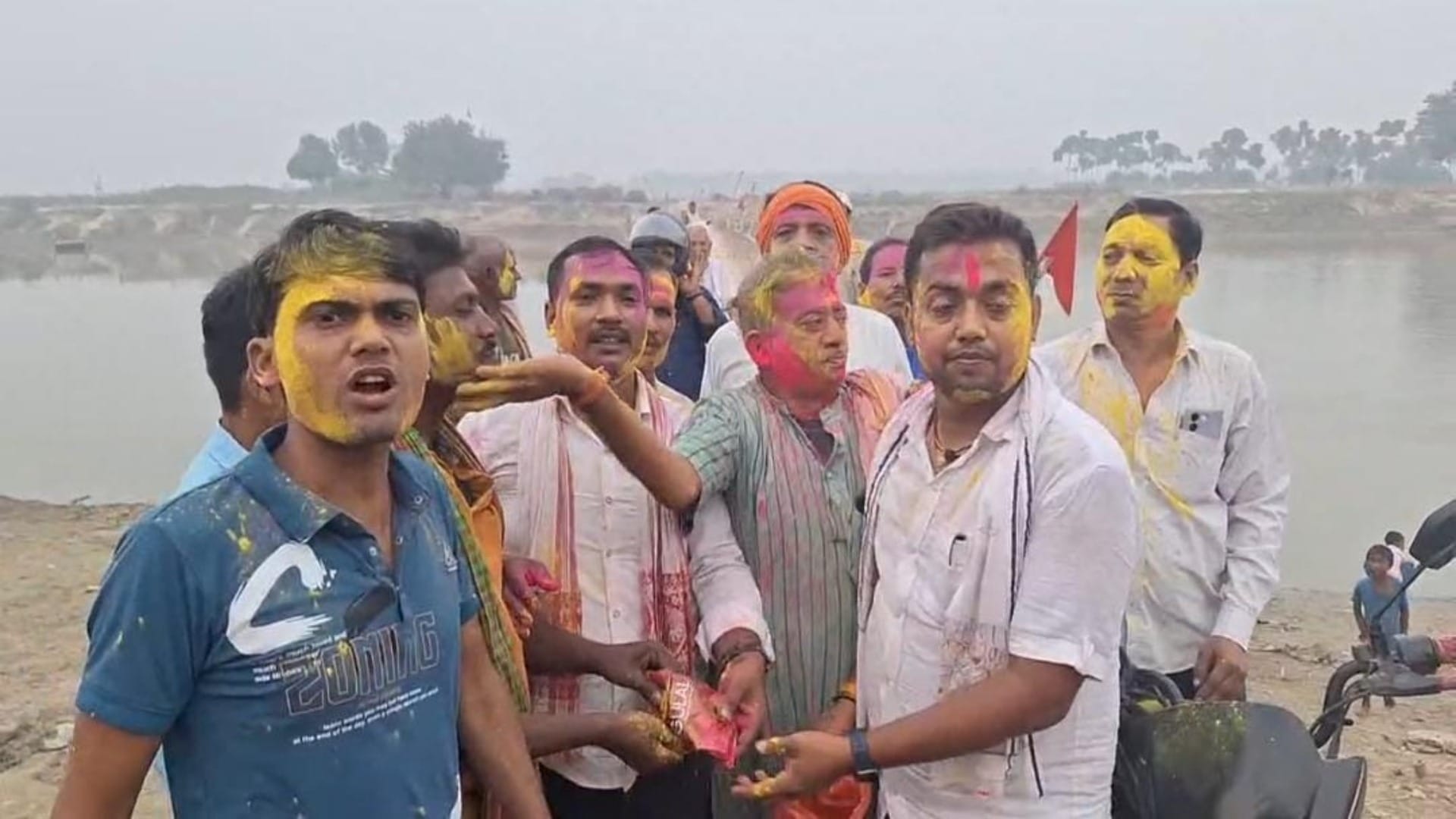 Muzaffarpur: Villagers celebrated Holi distributed sweets construction of bridge on Bagmati river announcement