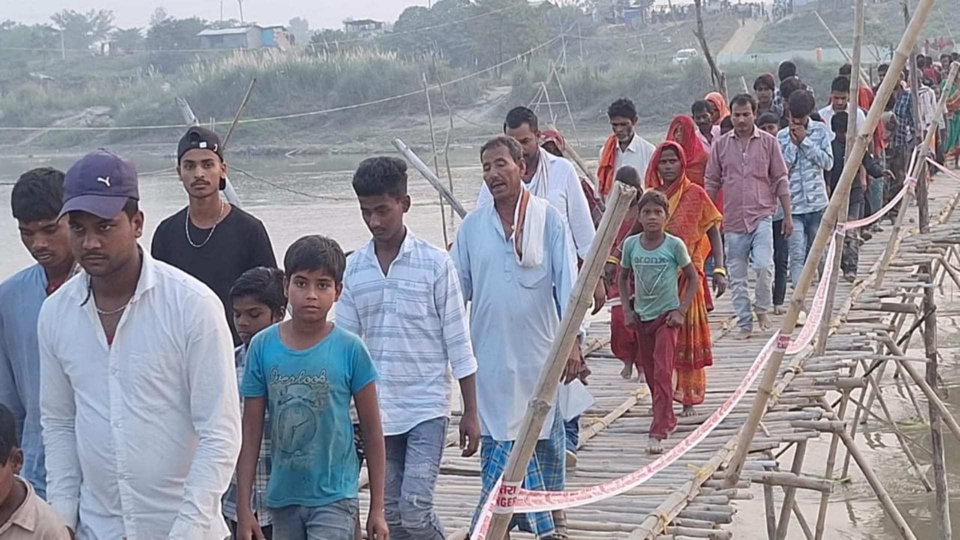 Muzaffarpur: Villagers celebrated Holi distributed sweets construction of bridge on Bagmati river announcement