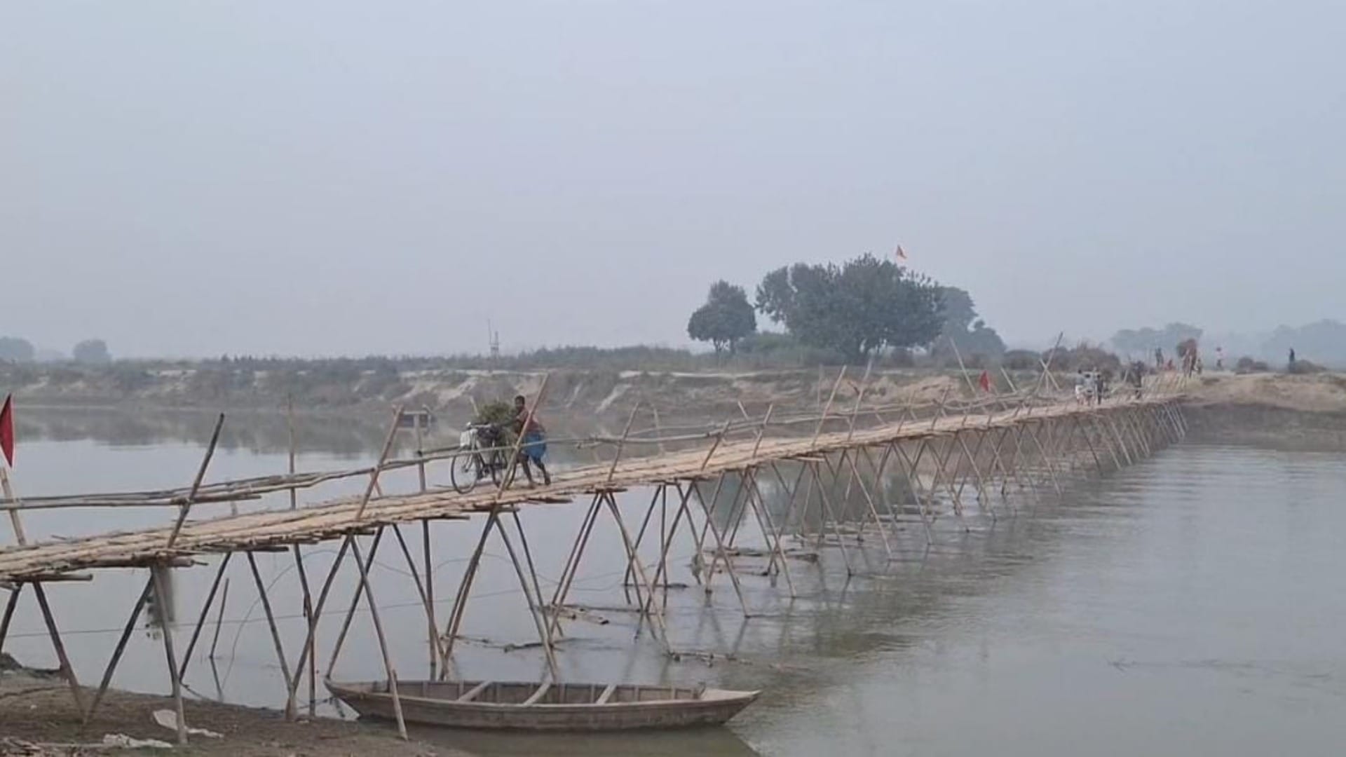 Muzaffarpur: Villagers celebrated Holi distributed sweets construction of bridge on Bagmati river announcement