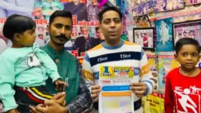 बच्चे को गोद में लिए हरबंस