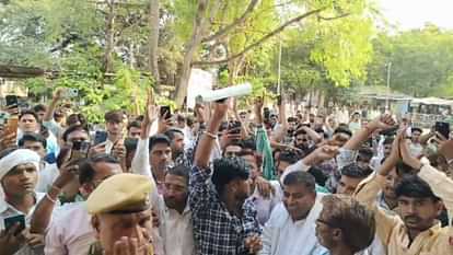 Sawai Madhopur:Demonstration at the Collectorate regarding release of Naresh Meena, memorandum submitted to CM