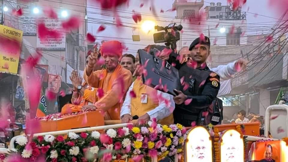 CM Yogi Road Show Ghaziabad saffron chariots