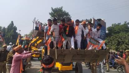 सीएम योगी की सभा में बुलडोजर पर सवार होकर पहुंचे भाजपा कार्यकर्ता।